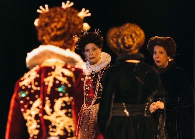 Cena da peça "Maria da Escócia", com as atrizes Bete Dorgam e Kátia Naiane