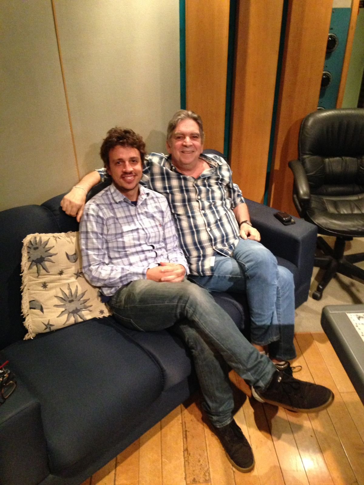 Fi Bueno e Guto Graça Melo em momento de descontração durante as gravações de "Litoral". Foto: Fi Bueno/ Acervo pessoal