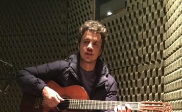 Fi Bueno por inteiro Violão de Guto Graça Melo usado por Fi Bueno na gravação da faixa "Alegre menina" é o mesmo usado por João Gilberto na gravação de "Brasil" (1981). Foto: Fi Bueno/ Acervo pessoal