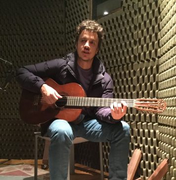 Fi Bueno por inteiro Violão de Guto Graça Melo usado por Fi Bueno na gravação da faixa "Alegre menina" é o mesmo usado por João Gilberto na gravação de "Brasil" (1981). Foto: Fi Bueno/ Acervo pessoal