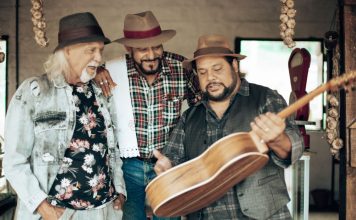Música, sonho e realidade Zé Geraldo, Xangai e Francis Rosa em cena de "O poeta e o violeiro". Foto: Daniel de Moura Pereira. Divulgação