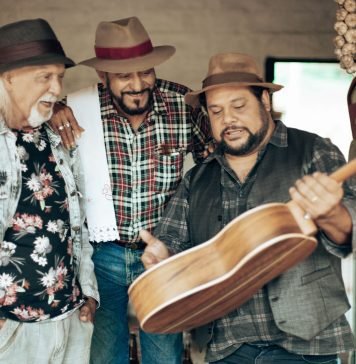 Música, sonho e realidade Zé Geraldo, Xangai e Francis Rosa em cena de "O poeta e o violeiro". Foto: Daniel de Moura Pereira. Divulgação