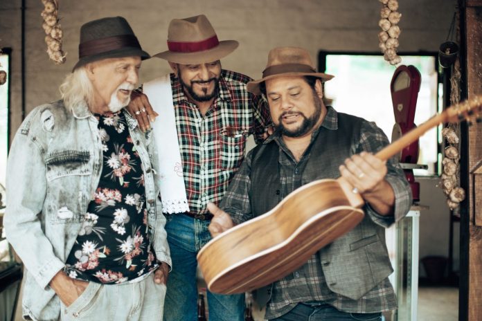 Música, sonho e realidade Zé Geraldo, Xangai e Francis Rosa em cena de "O poeta e o violeiro". Foto: Daniel de Moura Pereira. Divulgação