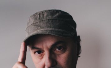 Vencedor do Grammy latino, Zeca Baleiro lança edição deluxe de álbum e videoclipe animado Vencedor do Grammy latino, o cantor e compositor Zeca Baleiro lança edição deluxe de álbum e clipe animado. Retrato: Diego Ruahn. Divulgação