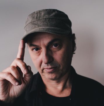 Vencedor do Grammy latino, Zeca Baleiro lança edição deluxe de álbum e videoclipe animado Vencedor do Grammy latino, o cantor e compositor Zeca Baleiro lança edição deluxe de álbum e clipe animado. Retrato: Diego Ruahn. Divulgação