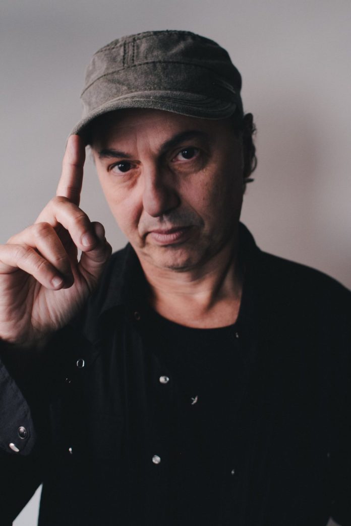 Vencedor do Grammy latino, Zeca Baleiro lança edição deluxe de álbum e videoclipe animado Vencedor do Grammy latino, o cantor e compositor Zeca Baleiro lança edição deluxe de álbum e clipe animado. Retrato: Diego Ruahn. Divulgação