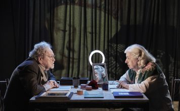 A dupla experiência teatral no Sesc Pompeia Cena da peça "A Semente da Romã", de Luís Alberto Abreu, em cartaz no Sesc Pompeia