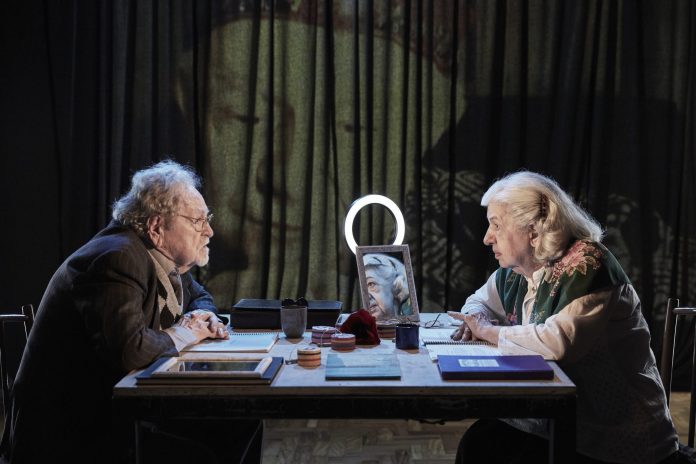 A dupla experiência teatral no Sesc Pompeia Cena da peça "A Semente da Romã", de Luís Alberto Abreu, em cartaz no Sesc Pompeia