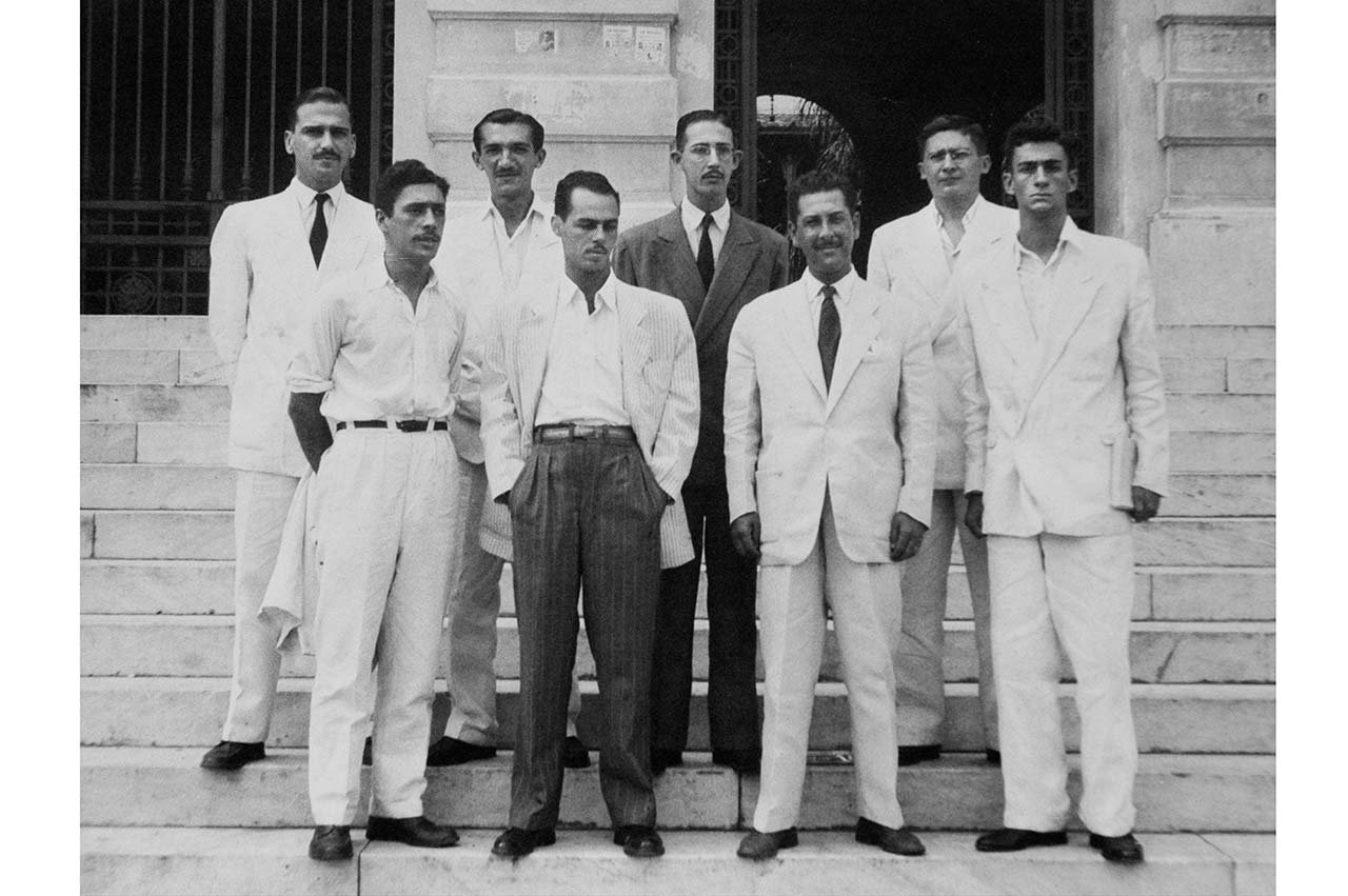 Ariano Suassuna e os seus companheiros do Teatro do Estudante de Pernambuco (TEP), na escadaria da Faculdade de Direito do Recife, em 1946