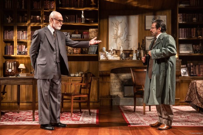 Teatro Porto traz Freud no divã Cena de "A última sessão de Freud", peça em cartaz no Teatro Porto