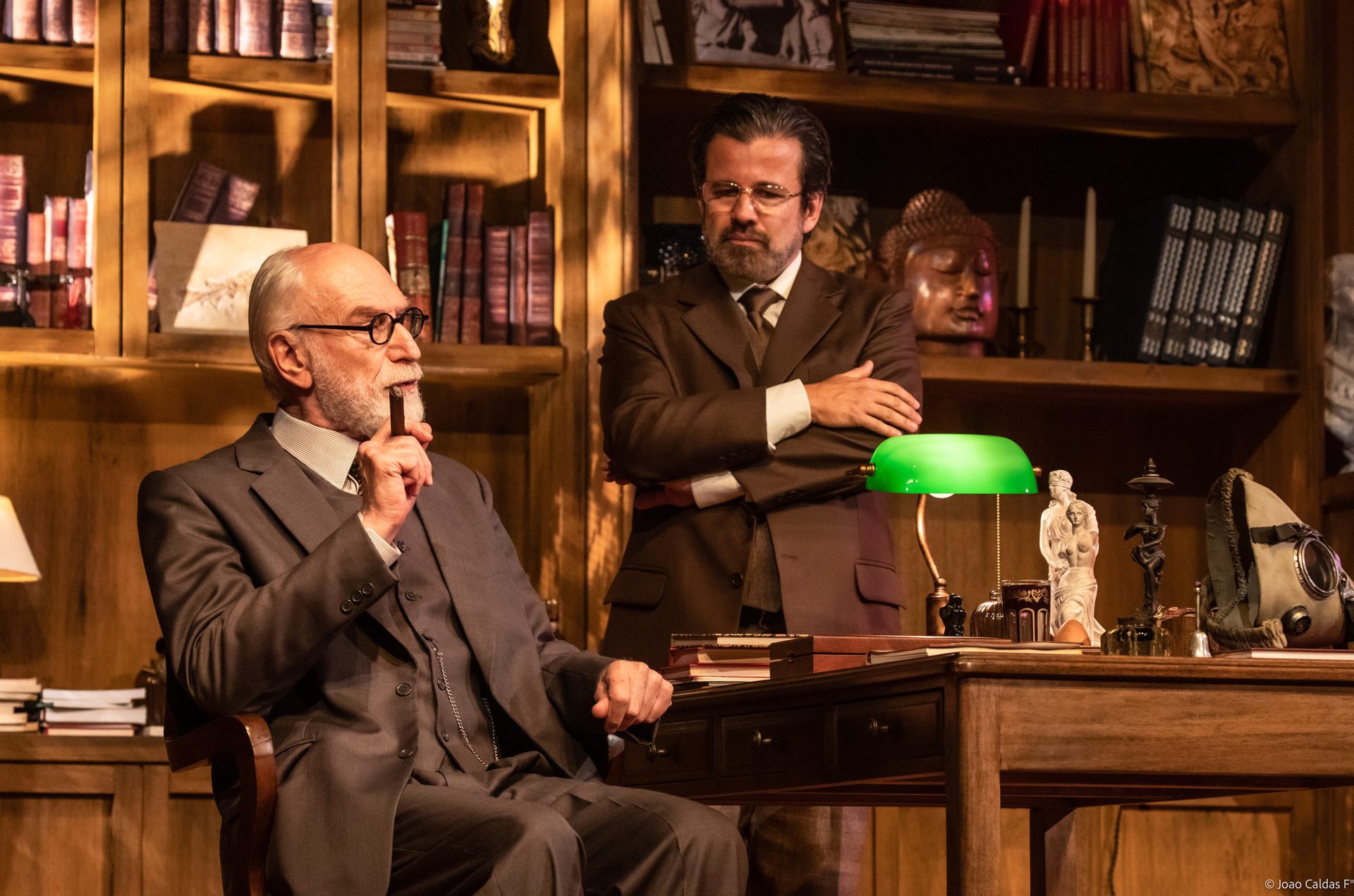 Cena de "A última sessão de Freud", peça em cartaz no Teatro Porto