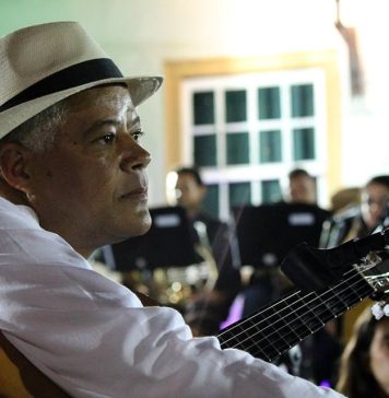 Um pãozim de queijo, um violão