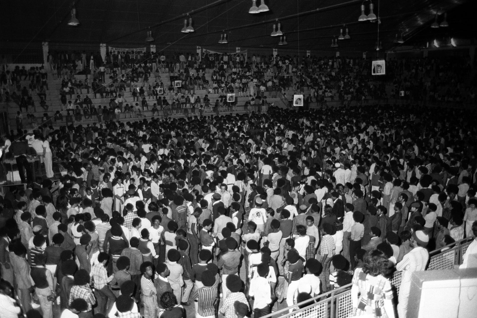 Um baile black carioca de multidão nos anos 1970 - foto Paulo Moreira