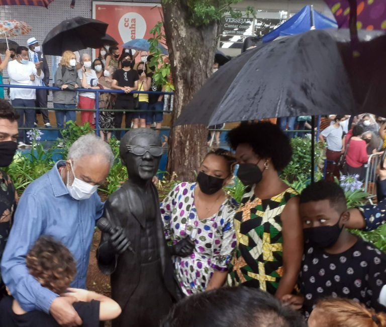 Ladrões levam óculos de Itamar Assumpção do Centro Cultural São Paulo