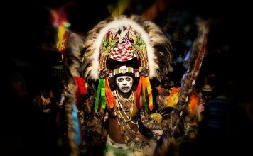 Maranhenses participam da feira Rotas Brasileiras, em São Paulo Careca, chefe da tribo de índios do Bumba meu boi de Santa Fé, fotografado por Marcio Vasconcelos, em série sobre o tema. Reprodução