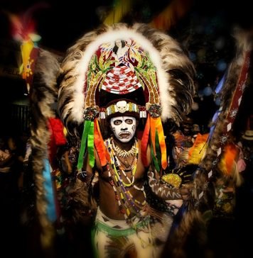 Maranhenses participam da feira Rotas Brasileiras, em São Paulo Careca, chefe da tribo de índios do Bumba meu boi de Santa Fé, fotografado por Marcio Vasconcelos, em série sobre o tema. Reprodução