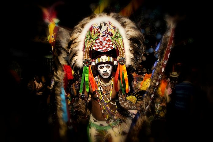 Maranhenses participam da feira Rotas Brasileiras, em São Paulo Careca, chefe da tribo de índios do Bumba meu boi de Santa Fé, fotografado por Marcio Vasconcelos, em série sobre o tema. Reprodução