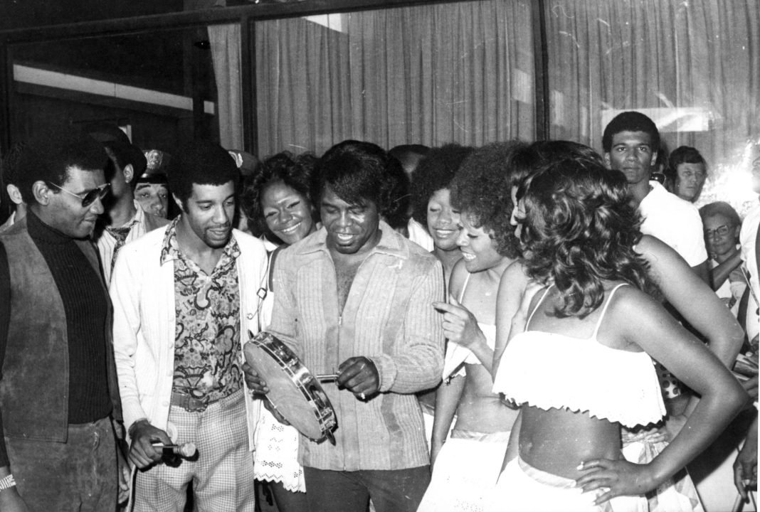 Wilson Simonal recebe James Brown no aeroporto de Congonhas, em São Paulo, em 1973