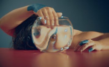 Single e videoclipe de Lívia Mattos anunciam novo álbum da cantora Apneia. Frame. Reprodução