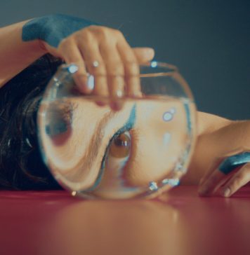 Single e videoclipe de Lívia Mattos anunciam novo álbum da cantora Apneia. Frame. Reprodução