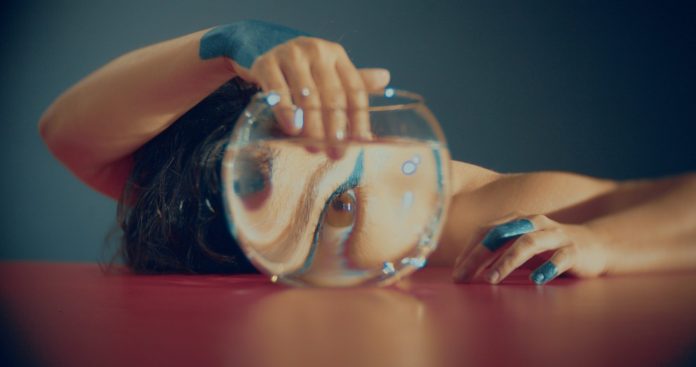 Single e videoclipe de Lívia Mattos anunciam novo álbum da cantora Apneia. Frame. Reprodução