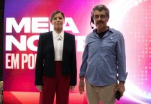 Amor e política: Caio Blat estreia como diretor em “O debate” Paula (Debora Bloch) e Marcos (Paulo Betti) nos bastidores do telejornal. Still. Reprodução