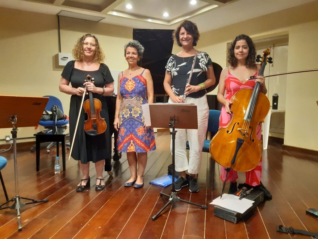 Palestra do Quarteto Clarice virou misto de ensaio aberto e aula-espetáculo, ontem, na Emem. Foto: Zema Ribeiro
