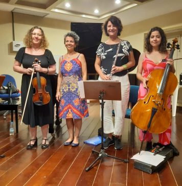 Música, substantivo feminino Palestra do Quarteto Clarice virou misto de ensaio aberto e aula-espetáculo, ontem, na Emem. Foto: Zema Ribeiro