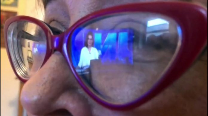 “A Fantástica Fábrica de Golpes” leva a Globo ao banco de réus Cena do documentário "A Fantástica Fábrica de Golpes"