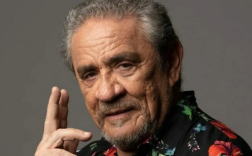 Zé Ramalho, entre a cruz e a caldeirinha Zé Ramalho - foto Leo Aversa