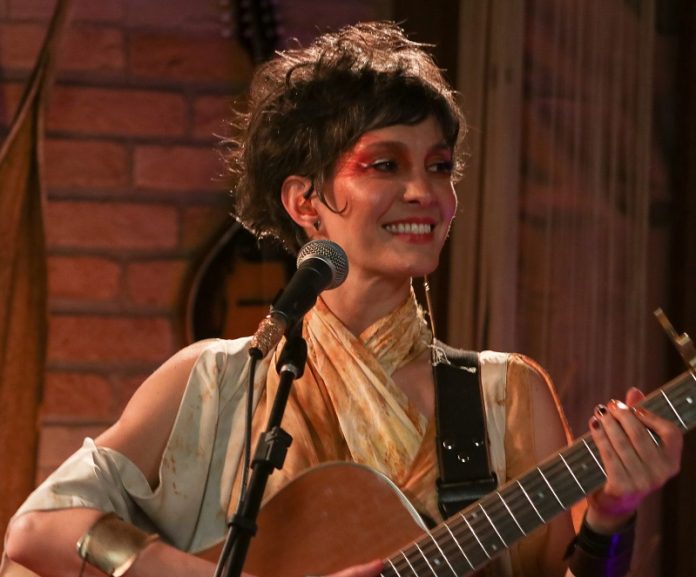 Nô Stopa relê folk atualíssimo de Zé Geraldo A cantora e compositora Nô Stopa. Foto: Helade Izabela. Divulgação