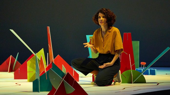 Mirada, a potência dos encontros Cena da peça "Teatro Amazonas", produção da Espanha