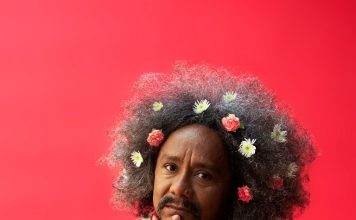 O amor é uma roupa que ainda nos serve (e nos salva) O cantor e compositor Chico César. Foto: Ana Lefaux. Divulgação