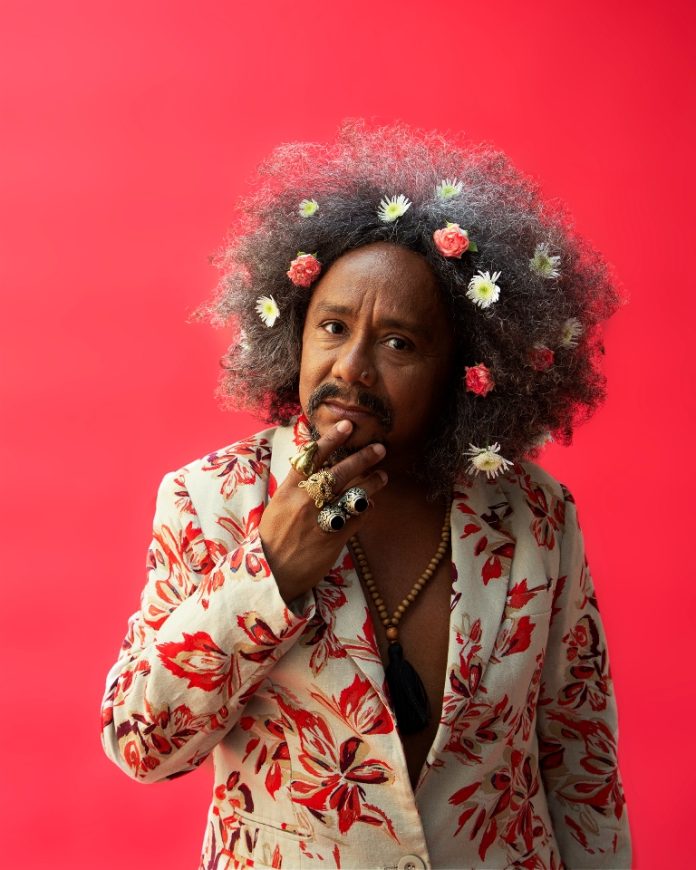 O amor é uma roupa que ainda nos serve (e nos salva) O cantor e compositor Chico César. Foto: Ana Lefaux. Divulgação