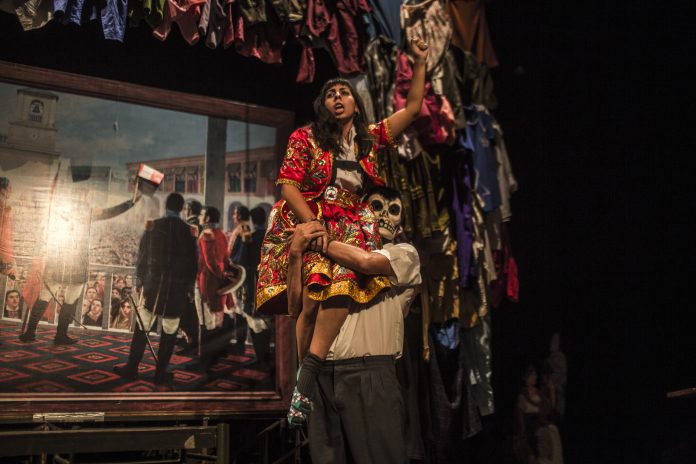 Festival Mirada lança olhar crítico sobre o colonialismo Peça "Discurso de Promoción", do grupo peruano Yuyachkani