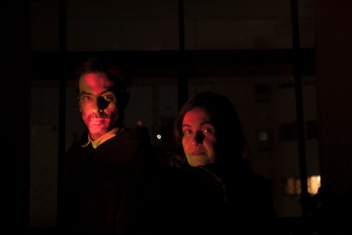 Stela Campos e Érico Theobaldo lançam single duplo incluindo tema de série Érico Theobaldo e Stela Campos. Foto: divulgação