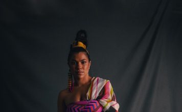 “Para que tudo de bom entre e tenha espaço” A cantora, compositora e atriz Isadora Melo. Foto: Luara Olivia. Divulgação