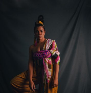 “Para que tudo de bom entre e tenha espaço” A cantora, compositora e atriz Isadora Melo. Foto: Luara Olivia. Divulgação