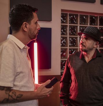 A música mais antiga do mundo O jornalista Leo Leomil e o compositor, luthier e alaudista Rajana Olba durante as gravações de No estúdio com Leo Leomil. Foto: divulgação