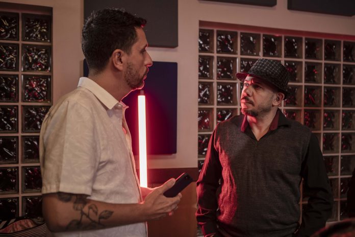 A música mais antiga do mundo O jornalista Leo Leomil e o compositor, luthier e alaudista Rajana Olba durante as gravações de No estúdio com Leo Leomil. Foto: divulgação