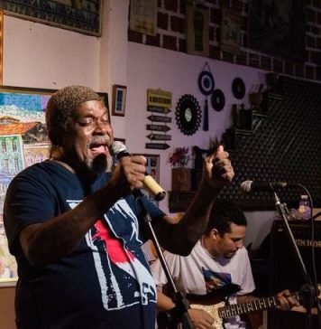 Luís du Rosário: o berço por sobrenome O cantor, compositor, engenheiro e economista Luís du Rosário, durante a live de lançamento do elepê "Vinil e poesia". Foto: Adriana Benvinda. Divulgação