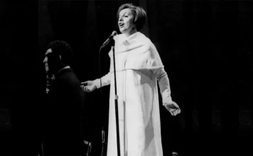 A voz invisível de Maricenne Costa Maricenne Costa canta no Festival da Excelsior de 1968 - foto reprodução do livro "A Cantora de Voz Colorida"