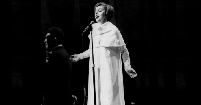 Maricenne Costa canta no Festival da Excelsior de 1968 - foto reprodução do livro 
