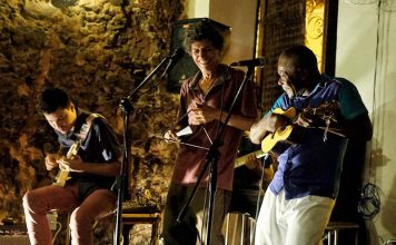 “Eu sempre fui teu ídolo, meu fã” Erivaldo Gomes ladeado por João Simas (guitarra) e Tião Carvalho (cavaquinho) em show do último em março de 2019. Foto: Márcio Vasconcelos