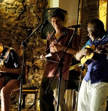 “Eu sempre fui teu ídolo, meu fã” Erivaldo Gomes ladeado por João Simas (guitarra) e Tião Carvalho (cavaquinho) em show do último em março de 2019. Foto: Márcio Vasconcelos