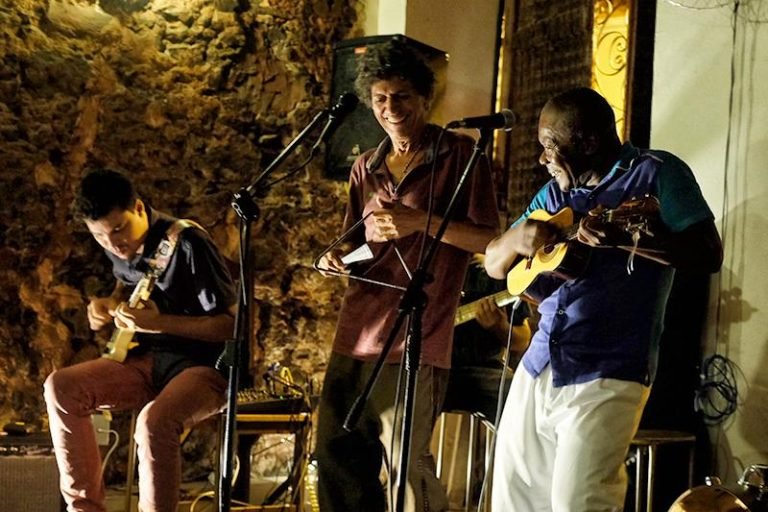 Erivaldo Gomes ladeado por João Simas (guitarra) e Tião Carvalho (cavaquinho) em show do último em março de 2019. Foto: Márcio Vasconcelos