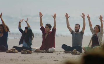 “Contatado”, novo filme da peruana Marité Ugás, tem fanatismo religioso como tema Gabriel (Miguel Dávalos), ao centro, durante um ritual. Contatado. Frame. Reprodução