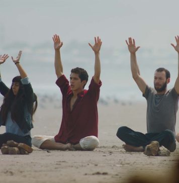 “Contatado”, novo filme da peruana Marité Ugás, tem fanatismo religioso como tema Gabriel (Miguel Dávalos), ao centro, durante um ritual. Contatado. Frame. Reprodução