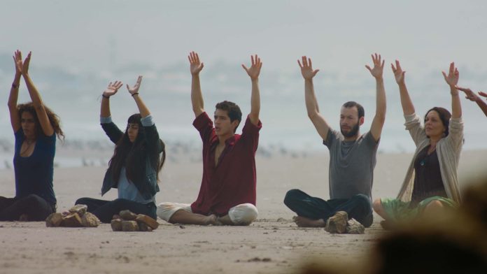“Contatado”, novo filme da peruana Marité Ugás, tem fanatismo religioso como tema Gabriel (Miguel Dávalos), ao centro, durante um ritual. Contatado. Frame. Reprodução