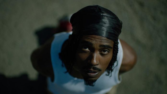 Um artista que tem o que dizer O rapper Kayode. Foto: divulgação